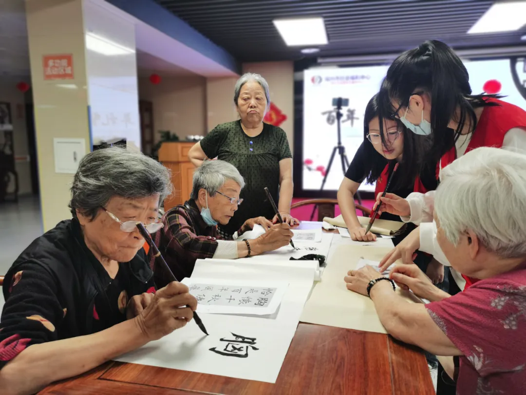 百年礼赞，笔墨传情！福州闽江学院与国德康养合办书法慰问活动