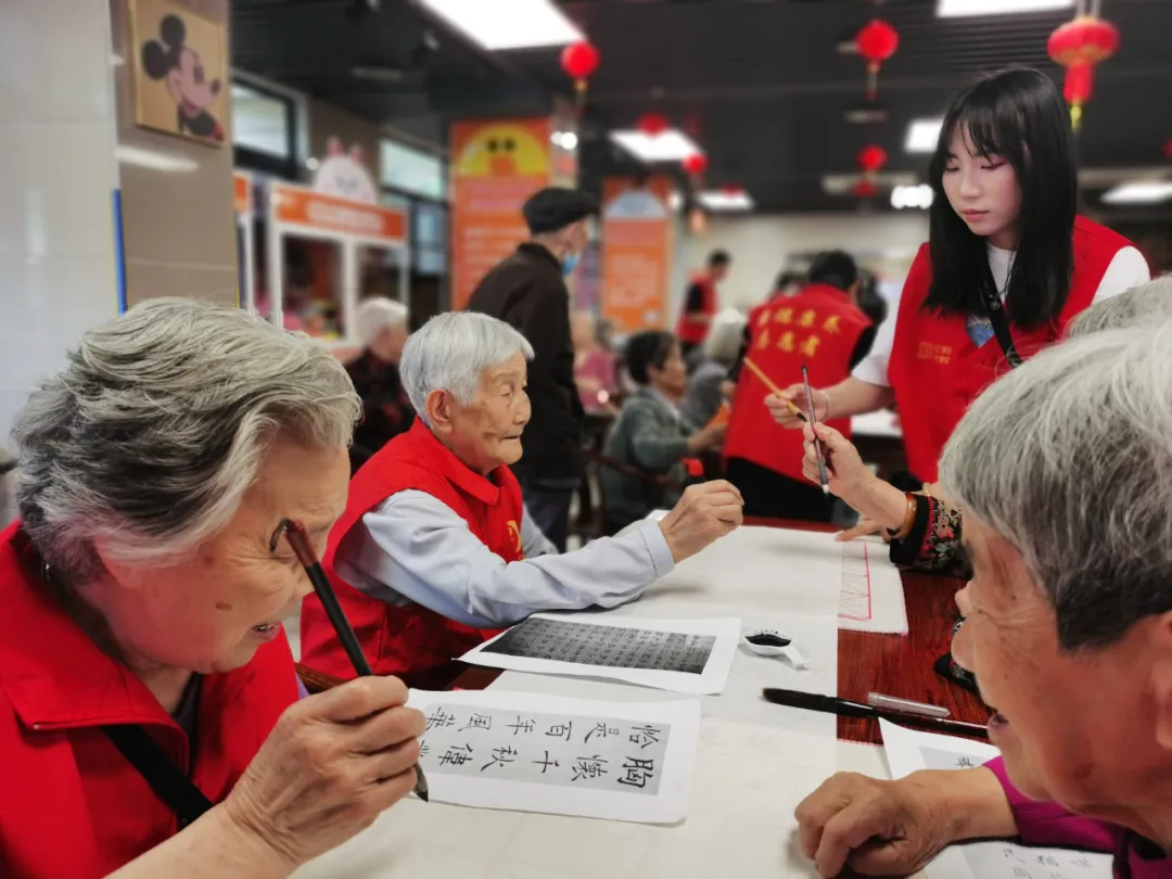 百年礼赞，笔墨传情！福州闽江学院与国德康养合办书法慰问活动