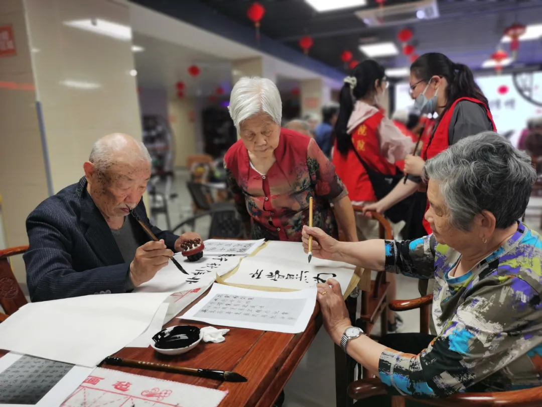 百年礼赞，笔墨传情！福州闽江学院与国德康养合办书法慰问活动