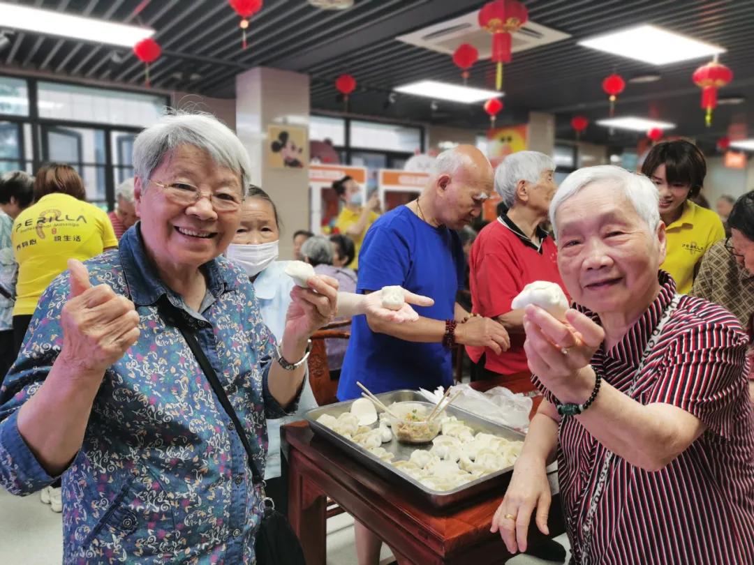 饺子包好了，快乐露馅了