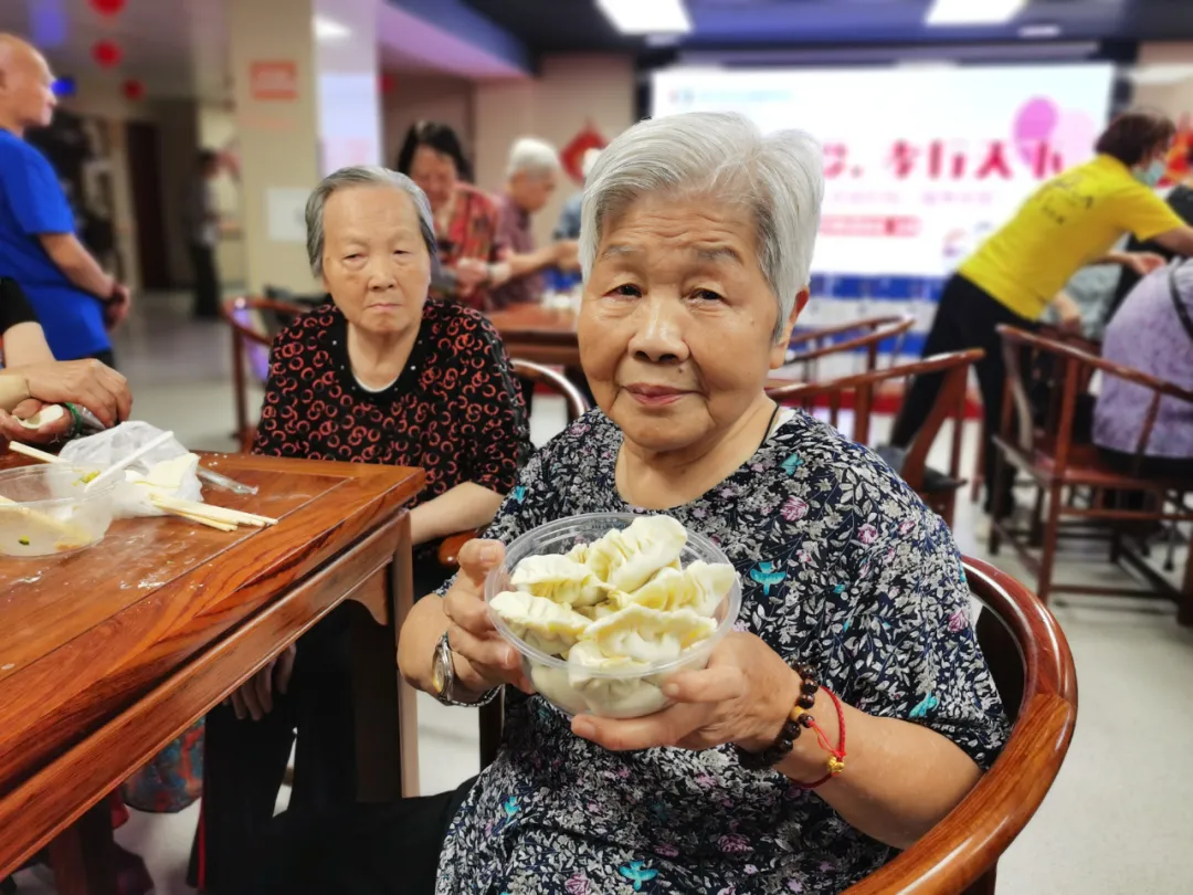 饺子包好了，快乐露馅了