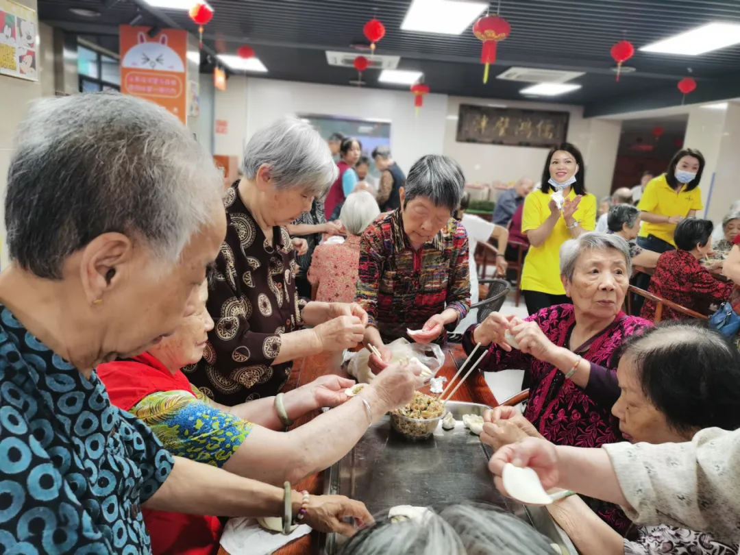 饺子包好了，快乐露馅了