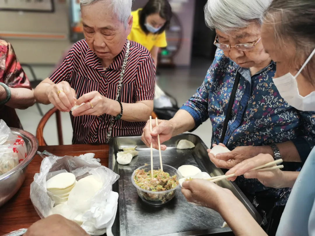 饺子包好了，快乐露馅了