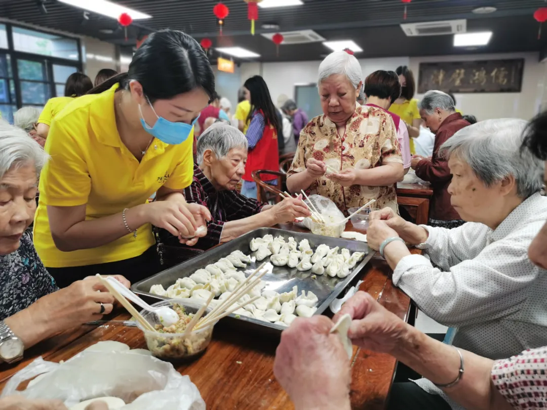 饺子包好了，快乐露馅了