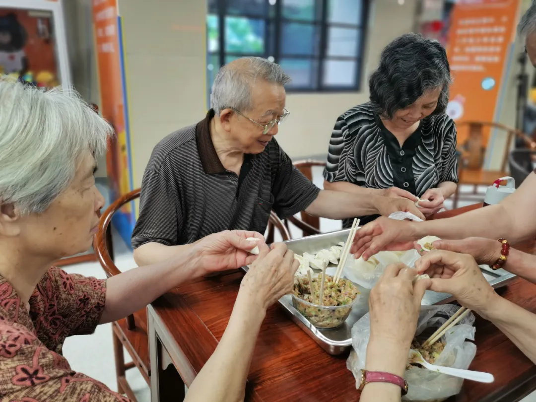 饺子包好了，快乐露馅了