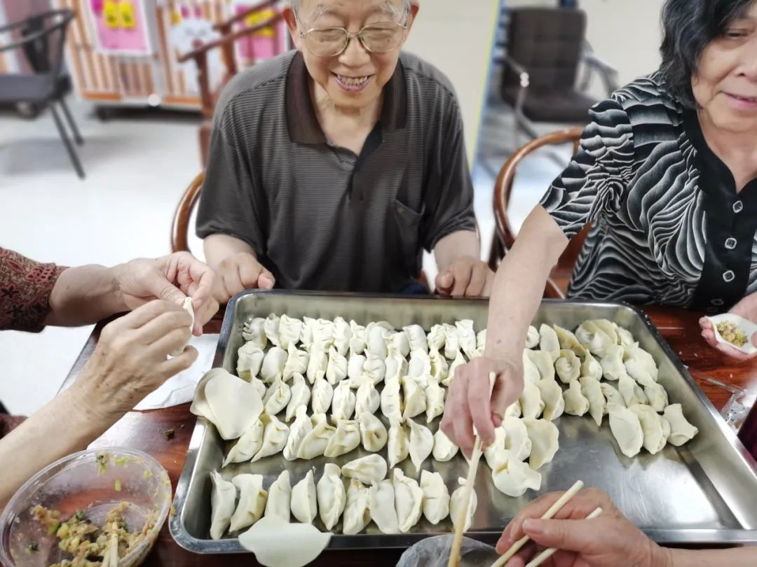 饺子包好了，快乐露馅了