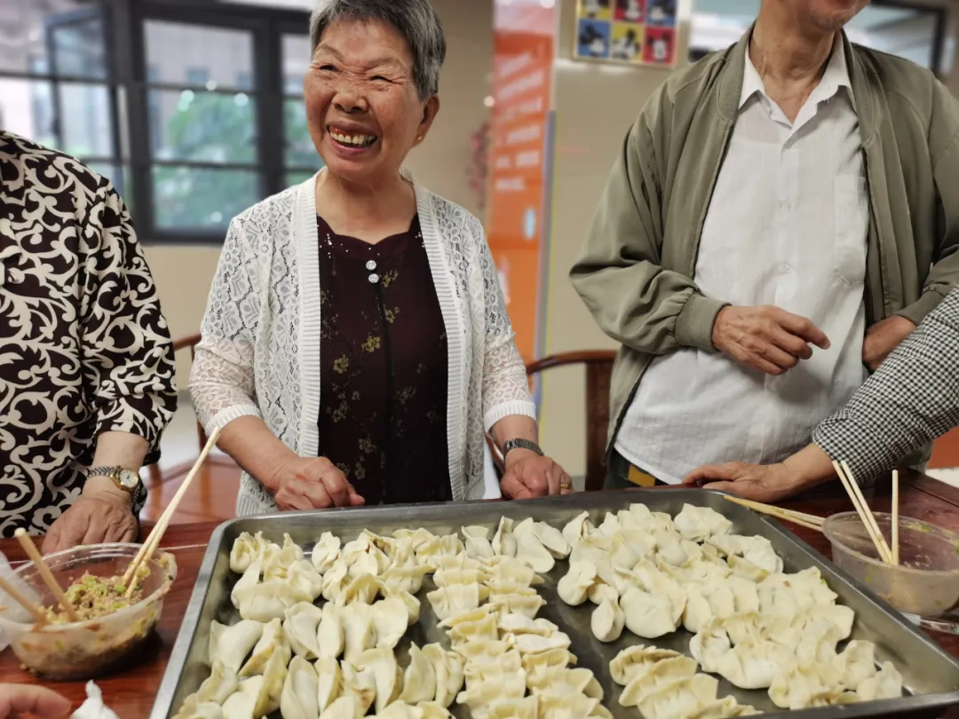 饺子包好了，快乐露馅了