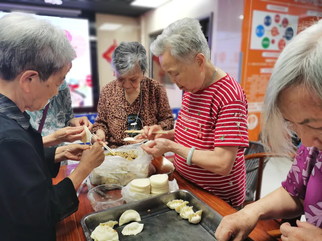 饺子包好了，快乐露馅了