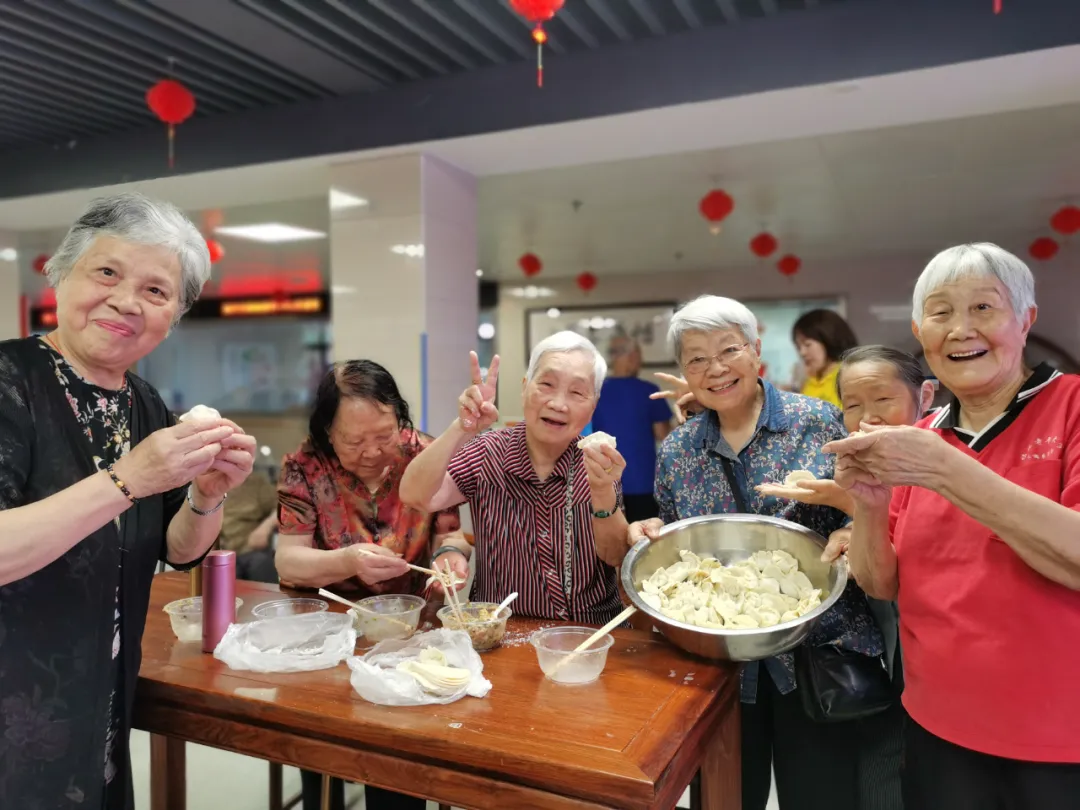 饺子包好了，快乐露馅了