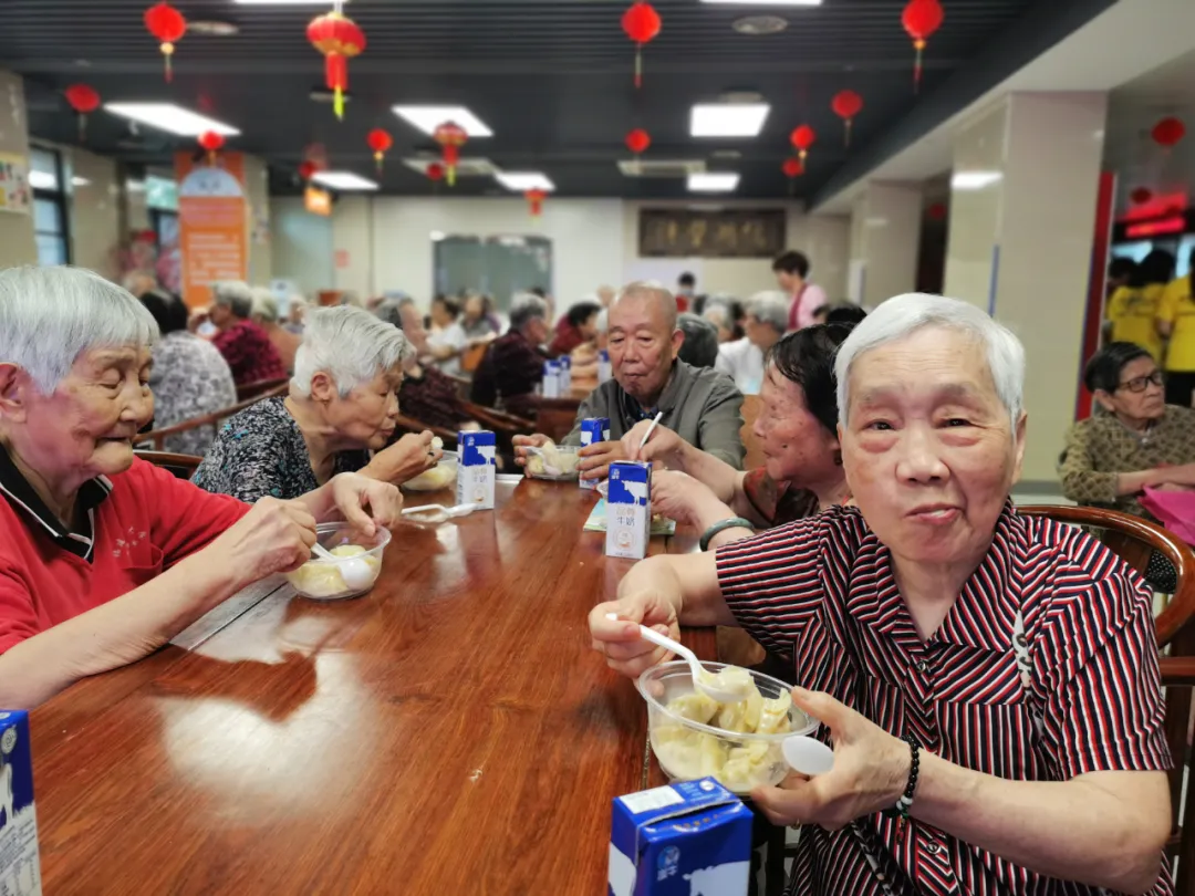 饺子包好了，快乐露馅了