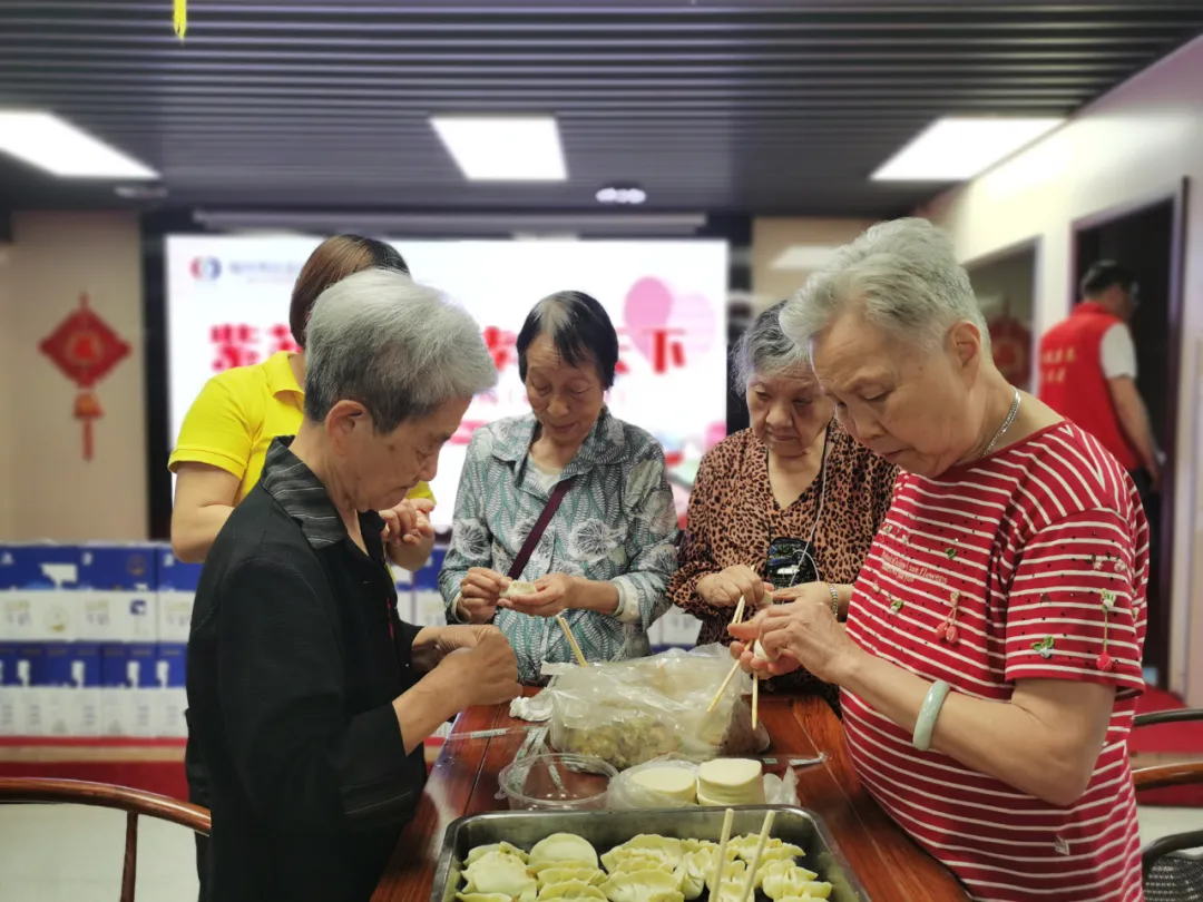 饺子包好了，快乐露馅了