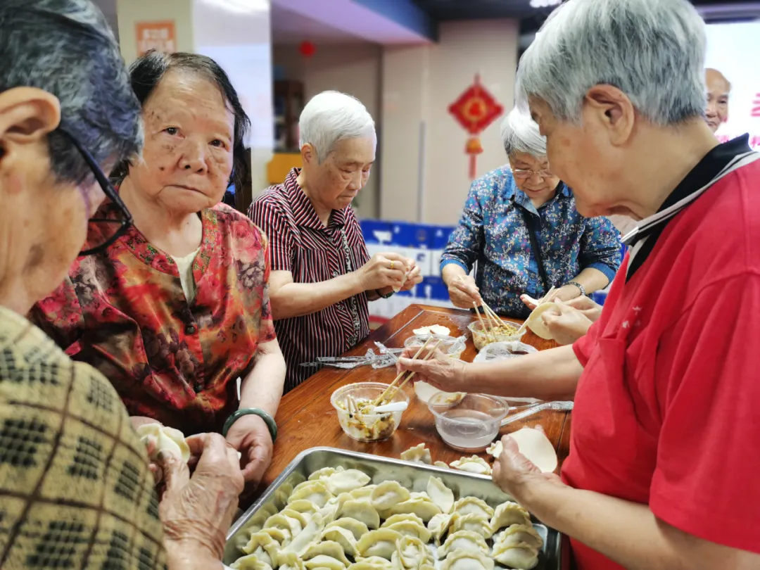 饺子包好了，快乐露馅了