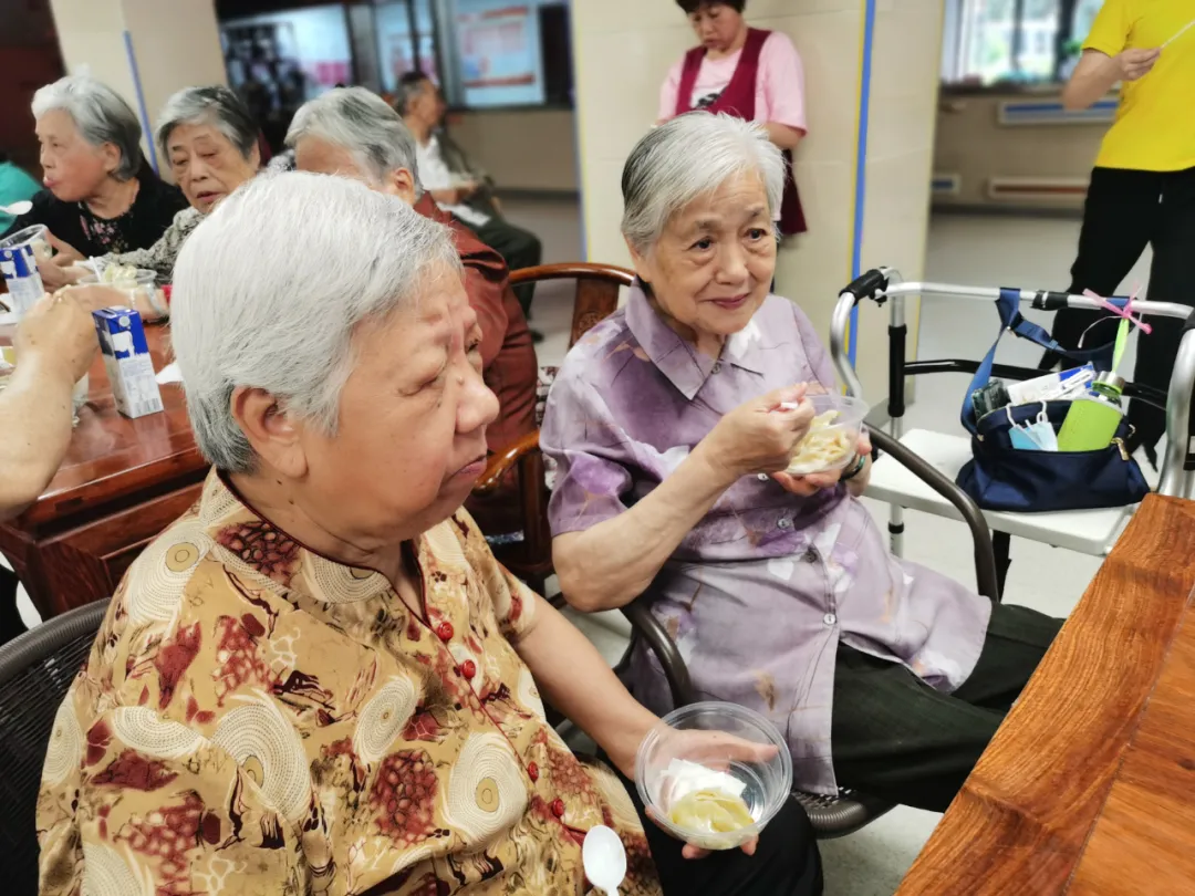 饺子包好了，快乐露馅了