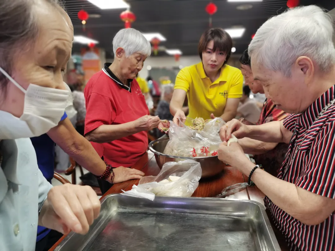 饺子包好了，快乐露馅了