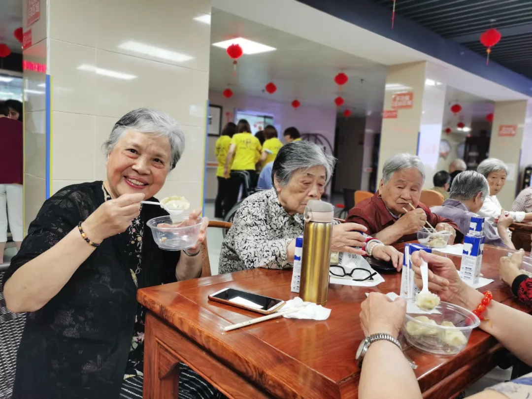 饺子包好了，快乐露馅了