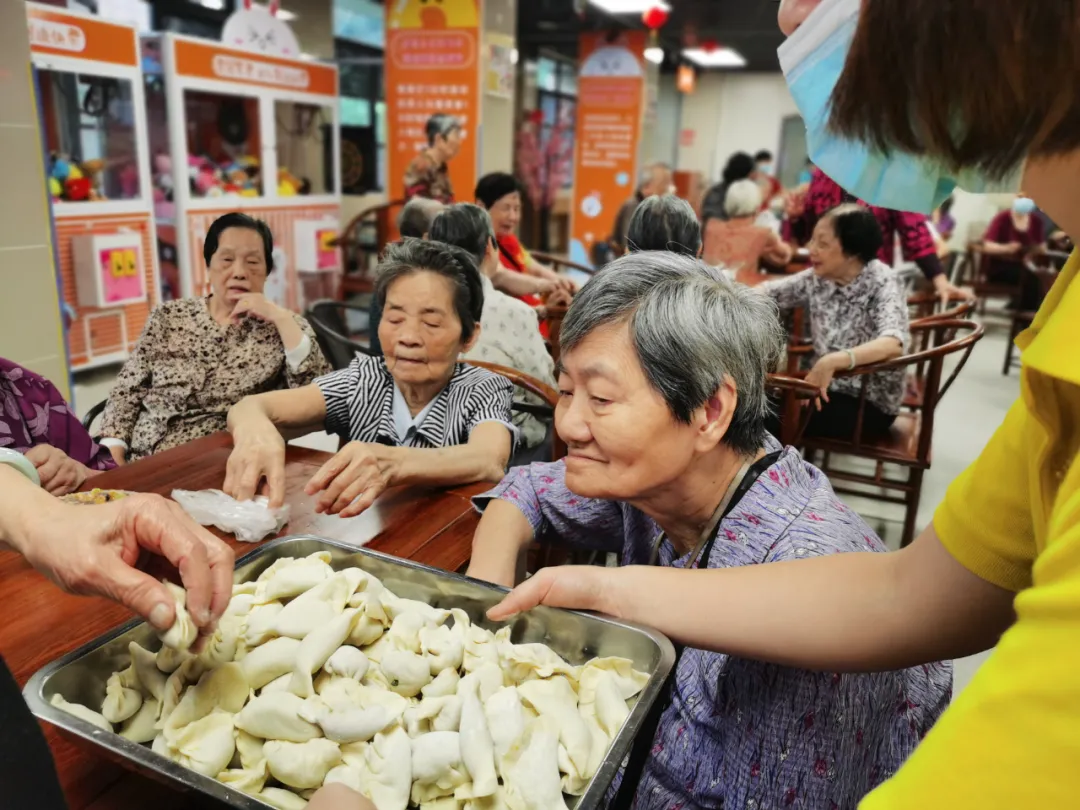 饺子包好了，快乐露馅了