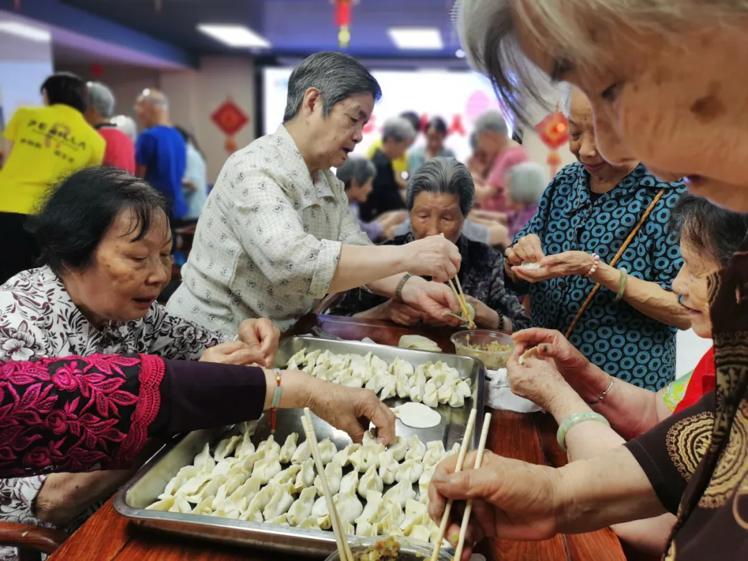 饺子包好了，快乐露馅了