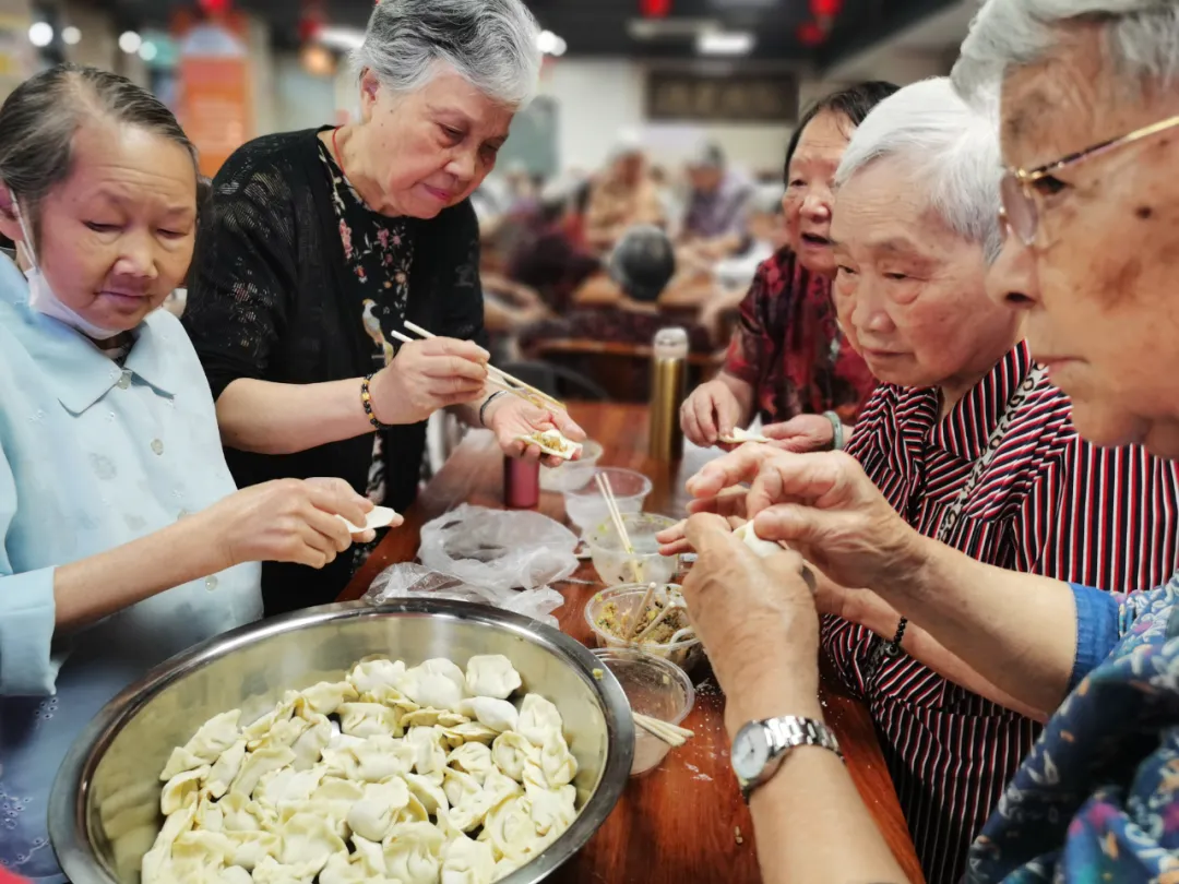 饺子包好了，快乐露馅了