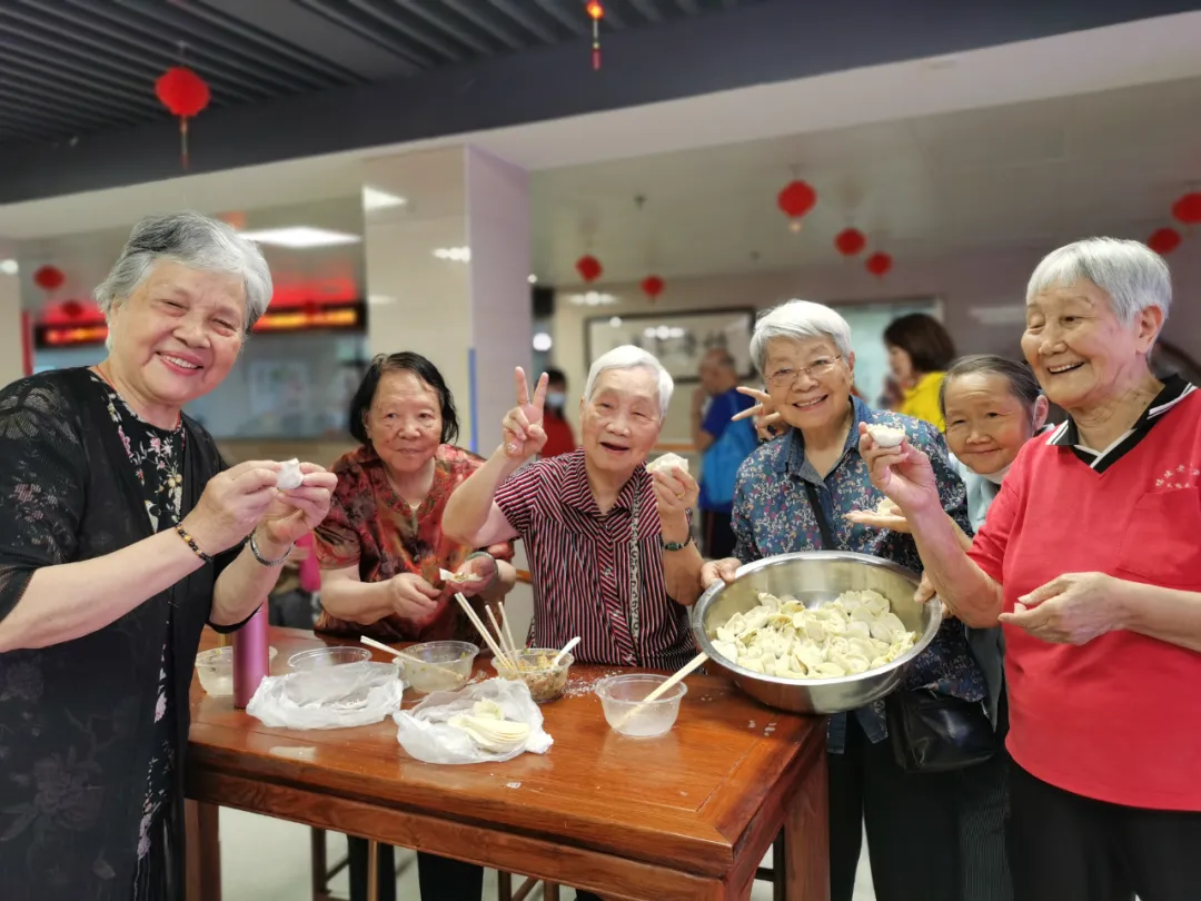 饺子包好了，快乐露馅了