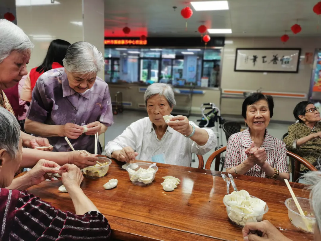 饺子包好了，快乐露馅了