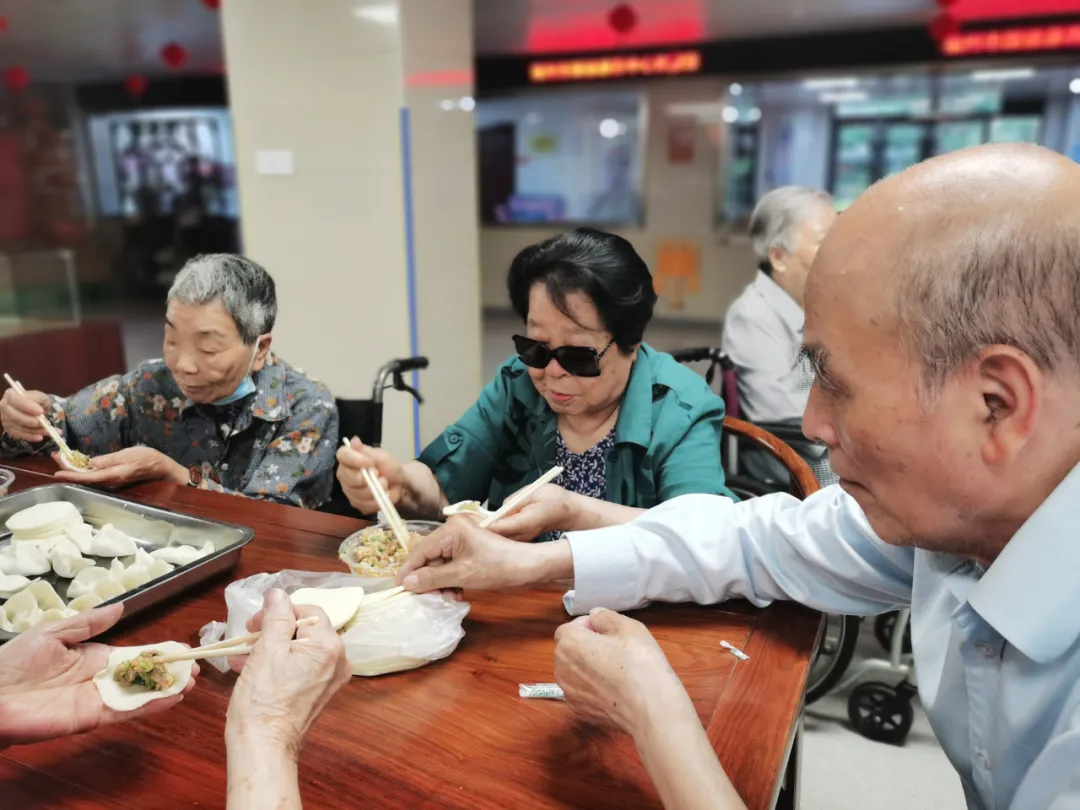 饺子包好了，快乐露馅了