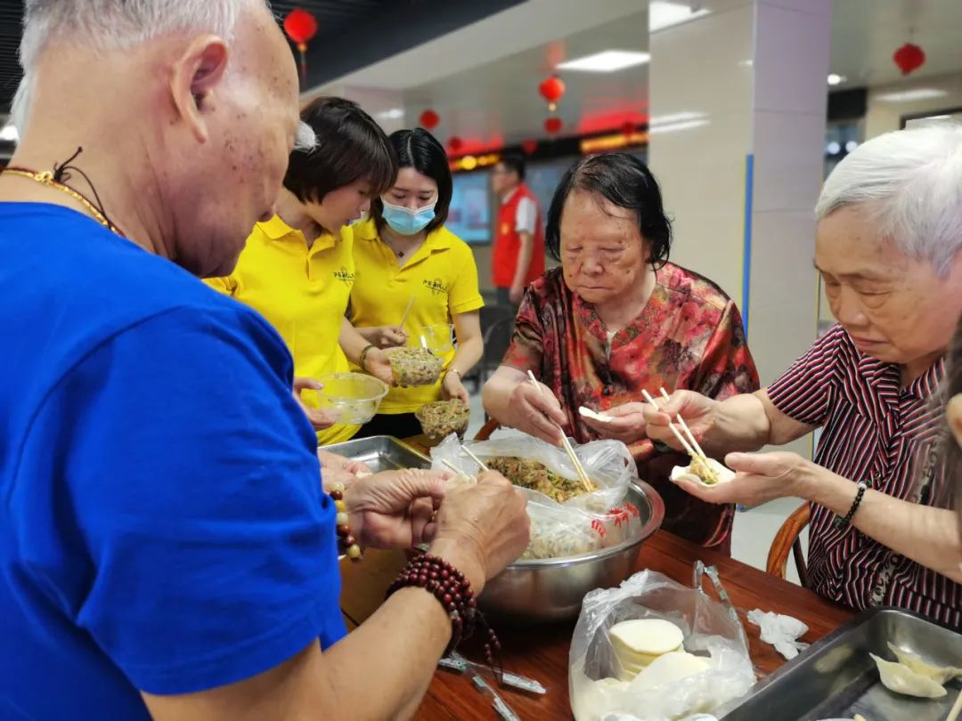 饺子包好了，快乐露馅了