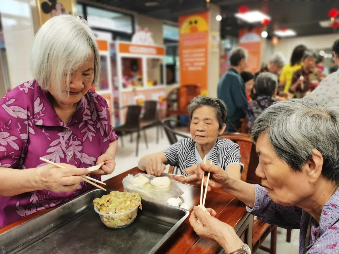 饺子包好了，快乐露馅了