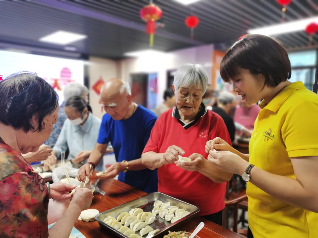 饺子包好了，快乐露馅了