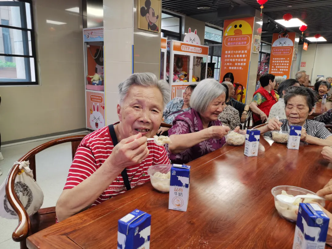 饺子包好了，快乐露馅了