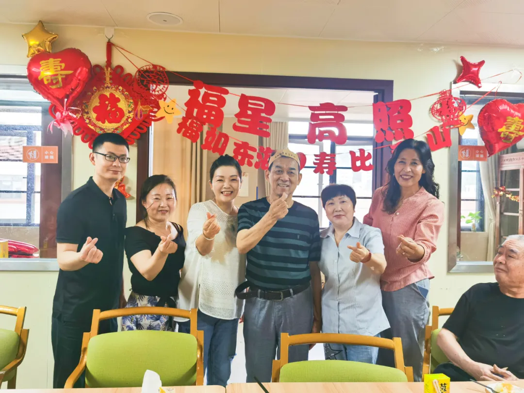 欢迎68岁“后生仔”！福州这家养老院举行“最年轻”爷爷生日会