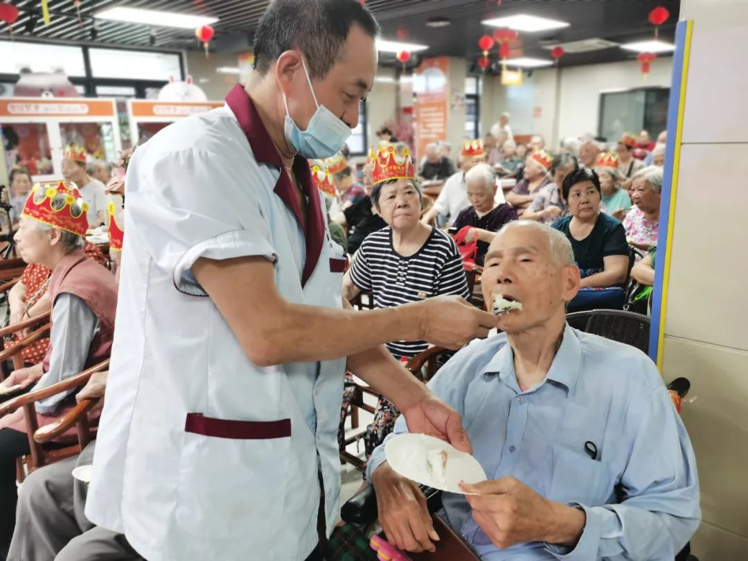 太开心！这场生日会隔着屏幕都透着快乐