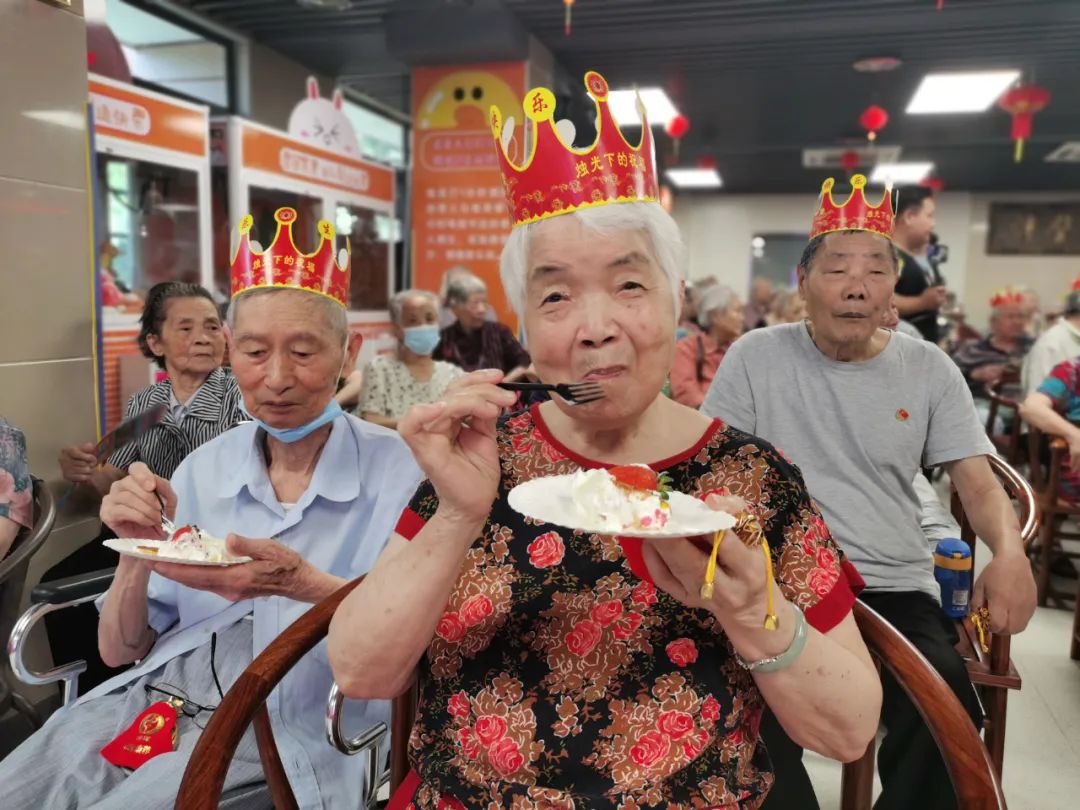 太开心！这场生日会隔着屏幕都透着快乐