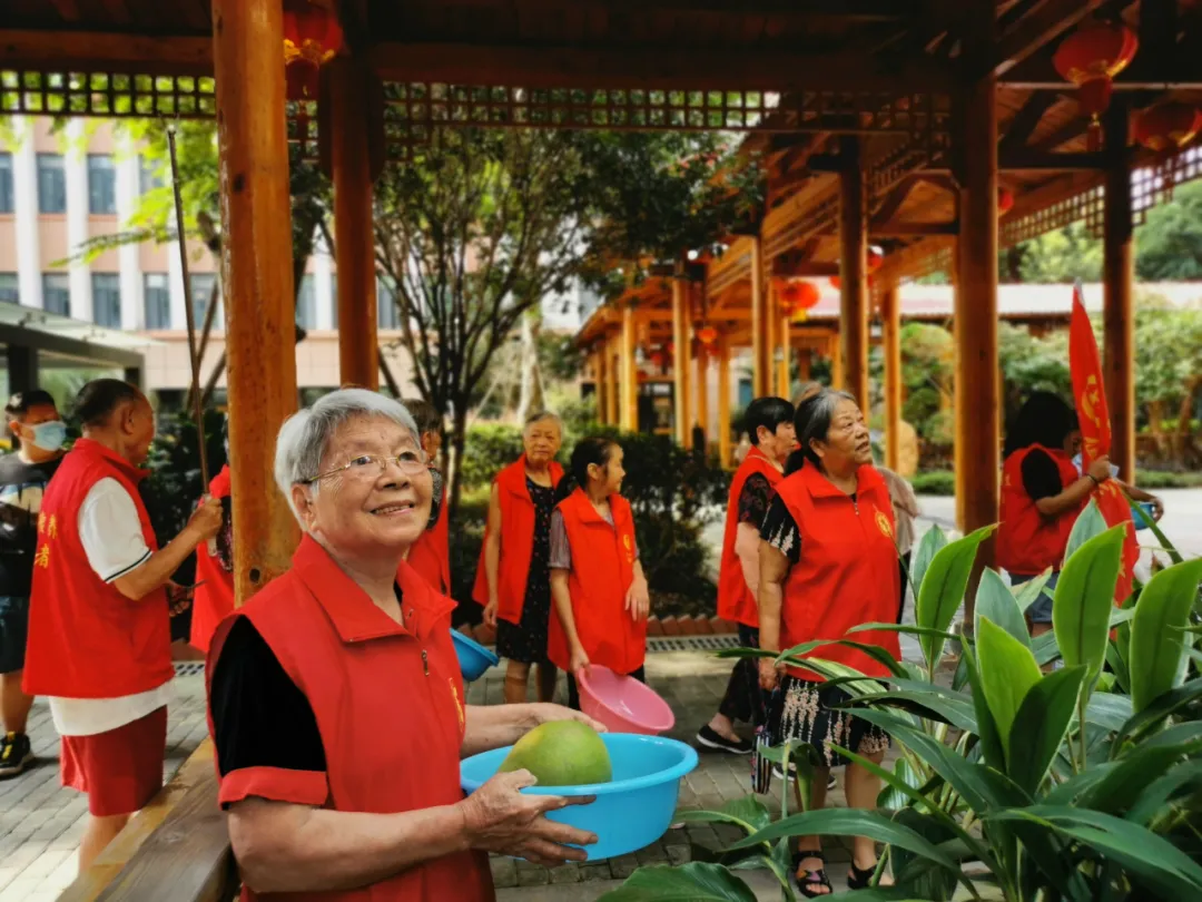 抵不住柚惑！福州这家养老院首届采摘节诞生