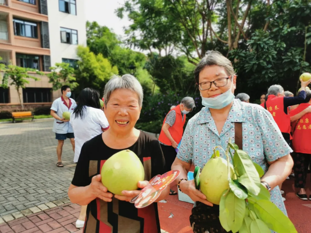 抵不住柚惑！福州这家养老院首届采摘节诞生