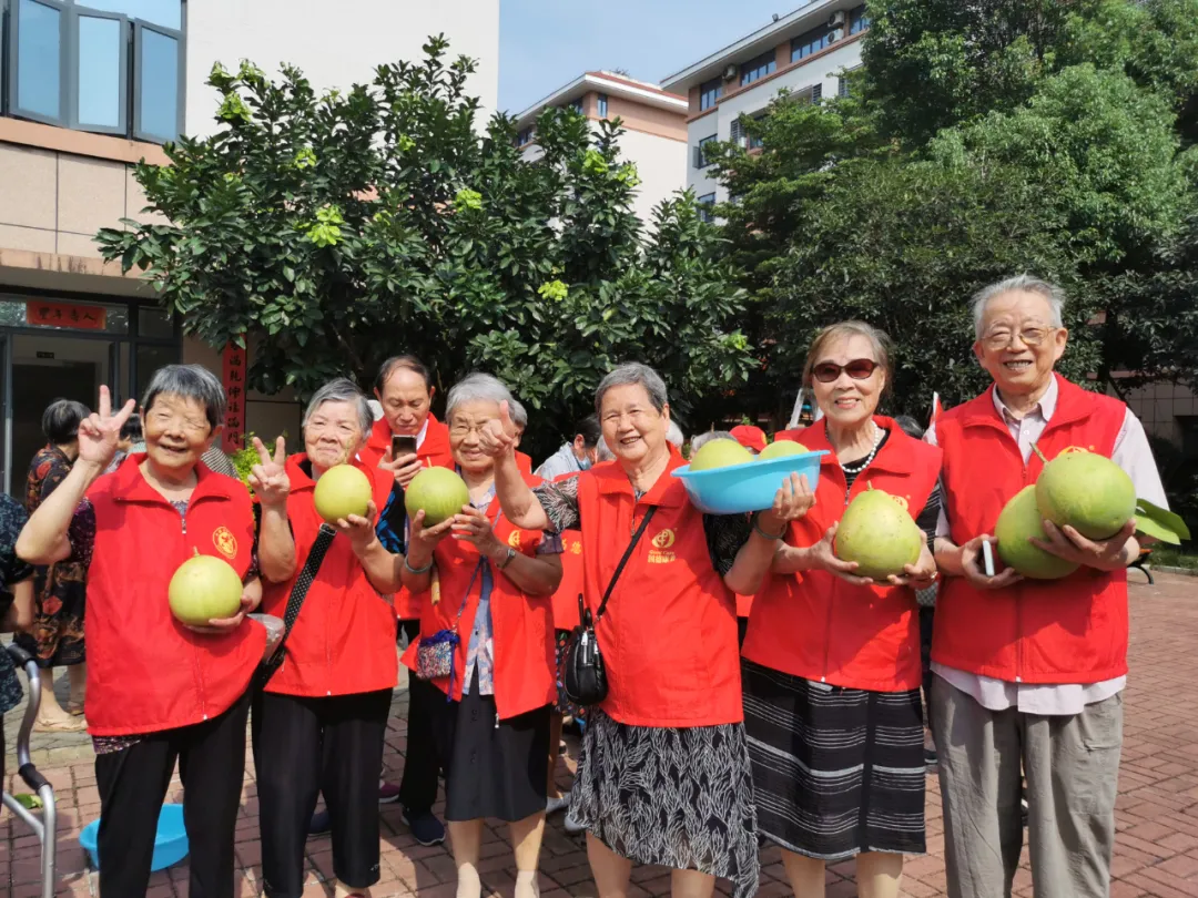 抵不住柚惑！福州这家养老院首届采摘节诞生