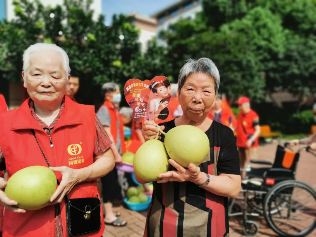 抵不住柚惑！福州这家养老院首届采摘节诞生