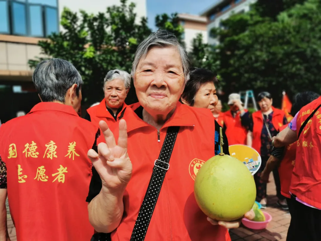 抵不住柚惑！福州这家养老院首届采摘节诞生