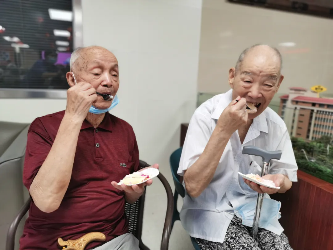 爷爷奶奶，您们笑起来真好看